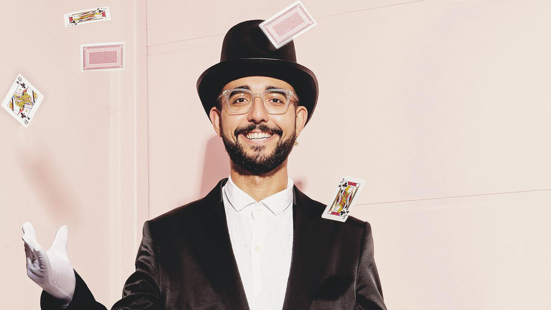 O escritor brasileiro Raphael Montes em ensaio sobre seu novo livro A Mágica Mortal