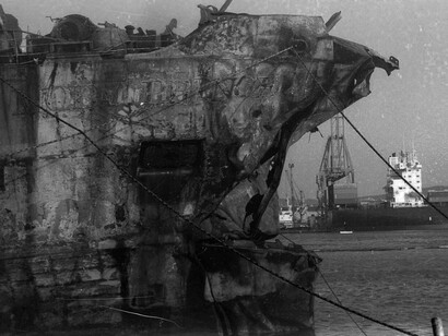 I resti del Moby Prince ancorati al porto di Livorno