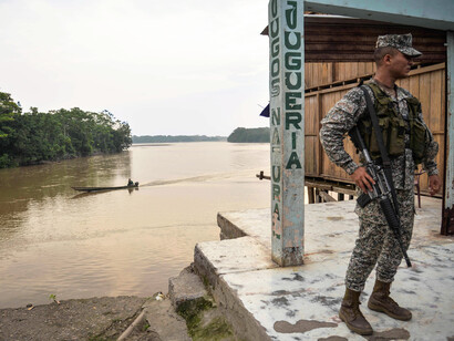 En los ríos Amazonas y Putumayo hay 10 puestos de control. Cada retén tiene entre 10 y 20 militares, encargados de vigilar más de 170 kilómetros de frontera fluvial y áreas boscosas
