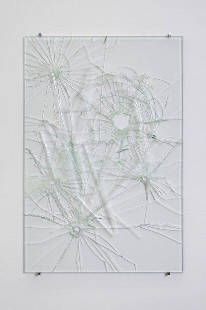 Baptiste Debombourg, Ultra 19, 2015, Verre feuilleté, verre flotté, verre goutte d’eau, colle UV, attaches acier, Courtesy Galerie Patricia Dorfmann, Paris