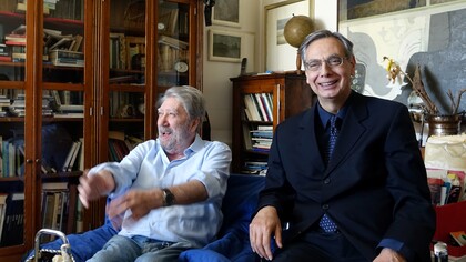 Sandro Luporini a sinistra e il critico Roberto Luciani nello studio dell’artista a Viareggio