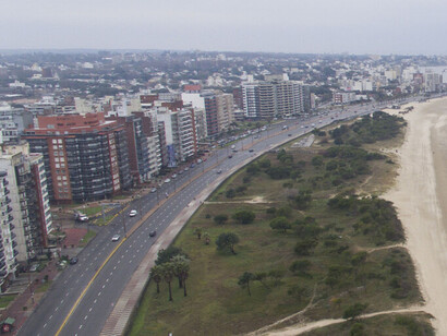 La gran mayoría de la humanidad solo tiene derecho a ver, a oír... y a permanecer en silencio. Eduardo Galeano vivió y trabajó desde 1985 hasta 2025 en el barrio Malvín, Montevideo, Uruguay