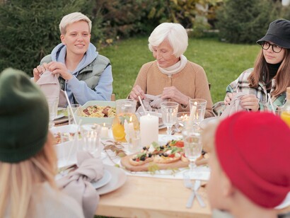 O texto ressalta que conectar-se emocionalmente à comida é uma forma de entender quem somos e manter vínculos afetivos