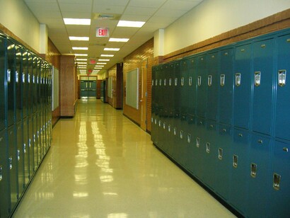 Corredor de típica escola secundária dos Estados Unidos, onde todas as tramas acontecem. O ser humano é um animal cheio de defeitos e falhas. Nós magoamos e machucamos os outros sem querer ou as vezes propositalmente. Uma personagem que é, de certa forma, um retrato humano acaba por atrair mais simpatia do que os protagonistas que, em sua maioria, são o ideal de quase perfeição e bondade
