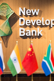 Con más de 100 mil millones de dólares en capital, el Nuevo Banco de Desarrollo de los BRICS busca financiar proyectos de infraestructura y desarrollo sostenible en el sur global