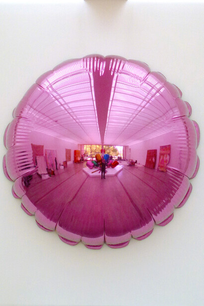 Moon (Light Pink), 1995–2000. Mirror-polished stainless steel with transparent color coating, 130 x 130 x 40 in. (330.2 x 330.2 x 101.6 cm). Collection of the artist © Jeff Koons
