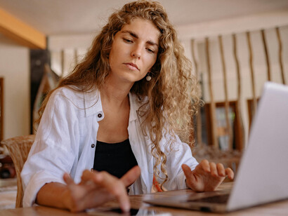 Secretaria usando el celular y la notebook. A pesar de la predominancia femenina, algunos dispositivos electrónicos proponen alternativas masculinas para sus asistentes