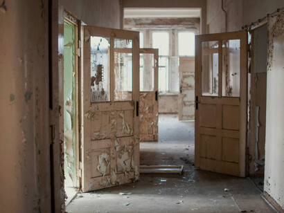 Puertas abiertas en una casa antigua. Las leyendas urbanas van más allá de la simple ficción y, al contarlas, conectamos con algo antiguo y misterioso