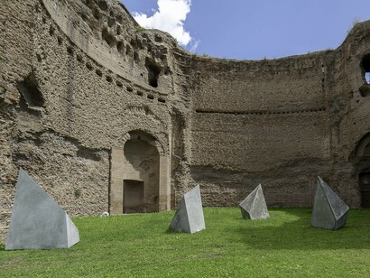 Scultura ’87, 1987 cemento e ferro 270x180x150 cm ciascuno cinque elementi, courtesy Archivio Mauro Staccioli, Volterra, foto di Fabio Caricchia