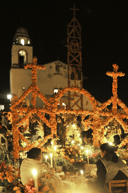 Cementerio en la Noche de Muertos. Arócutin, Michoacán, México