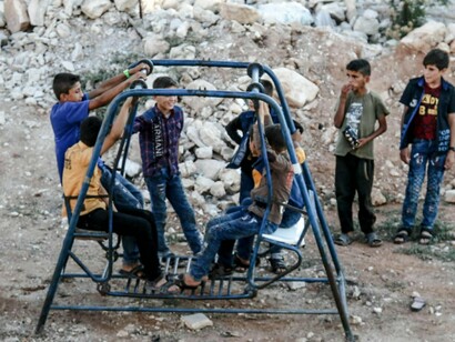 Crianças brincam entre escombros. As casas naquele bairro eram similares, construções esbatidas próximas das indústrias eram feitas com o mesmo modelo, a mesma falta de cor, todas elas tinham um jardim por mais pequeno que fosse nas traseiras









