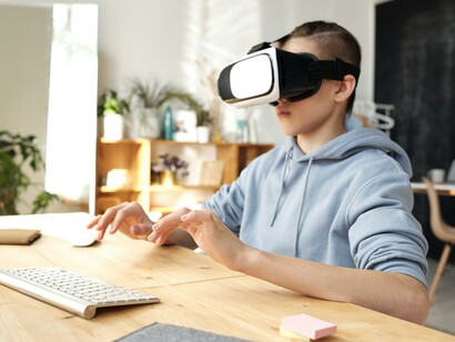 Menino usando realidade virtual