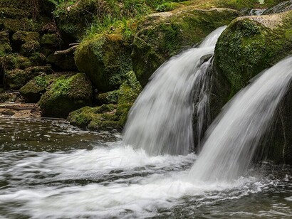 Schiessentümpel : une cascade emblématique nichée dans les paysages enchanteurs du Mullerthal, au Luxembourg