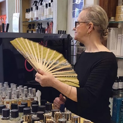 Il “naso” Rossella Gatti, una sventagliata per farci arrivare il profumo concepito nella sua mente