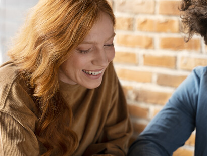 Due persone che parlano al tavolino di un bar: "L’aspetto relazionale si manifesta attraverso l’interazione con l’altro e riguarda il modo in cui interpretiamo la nostra relazione – se abbiamo fiducia nell’altra persona oppure no, se la stimiamo o la reputiamo stupida o incapace, se l’amiamo o la detestiamo"