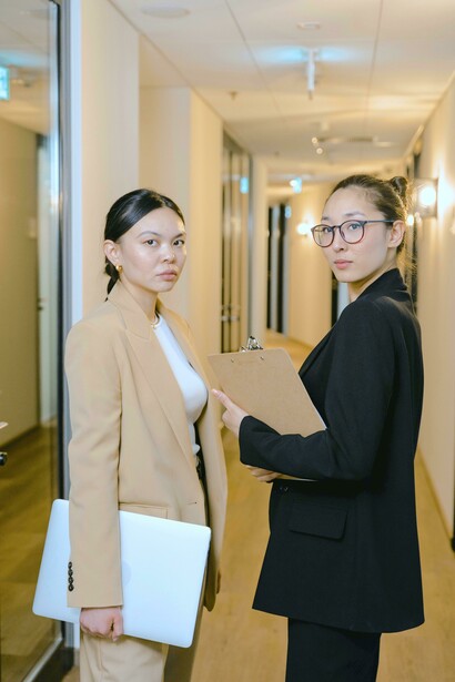 Mulher veste camisa mangas longas com calça de alfaiataria