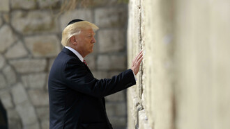 Donal Trump comprobando la robustez del Muro de las Lamentaciones y, quizás, pensando cómo trasladarlo a la frontera con México