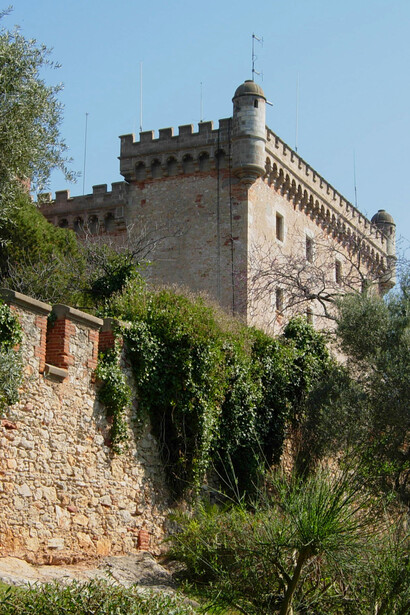 El año 1897, Manuel Girona compró y rehabilitó el Castell. Finalmente en 1988 fue adquirido por el Ayuntamiento de Castelldefels y empezó su proceso de recuperación hasta hoy día