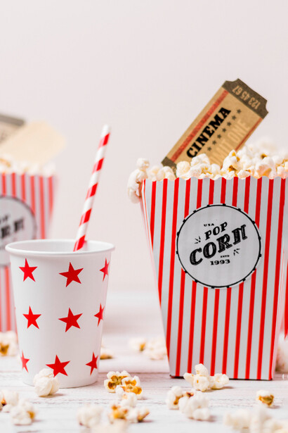 Las películas, al ofrecer una representación visual, pueden simplificar la trama y eliminar subtramas por razones de tiempo o estilo