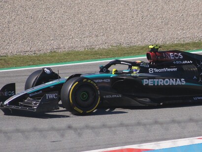 Nel 2019, Russell debutta in F1 con la Williams, una delle scuderie più storiche ma in quel periodo in difficoltà, dimostrando però costanza e talento nonostante una vettura non competitiva