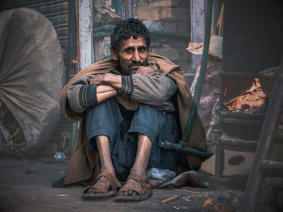 Se réchauffer à la flamme d’un poêle de fortune, l’image poignante d’une humanité reléguée aux marges, oubliée par un système qui remplace la solidarité par l’indifférence