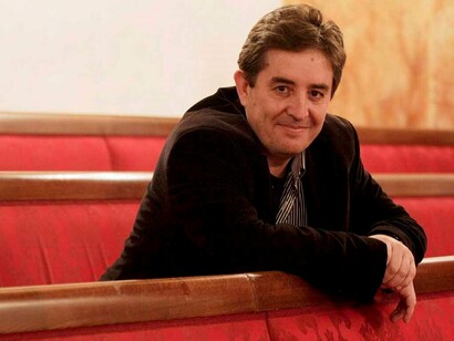 Luis García Montero en un aula universitaria