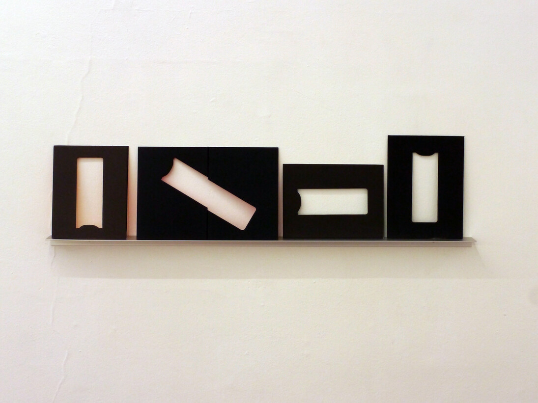Odires, Mlászho, Archibabas: Babas Geométricas, Arquibabas 13, 2015, marcação e esfoliação com faca gráfica sobre capas de livros, 33 x 131 x 7,5 cm