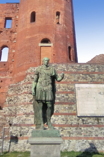 Copia di una dei due bronzi della Porta Palatina raffigurante Giulio Cesare, Torino, Italia


