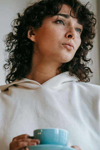 Estruturas psicológicas fragmentadas causam confusão e despersonalização, levando a estados como vazio e depressão