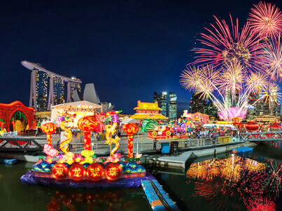 Esta carga sacra encuentra su vehículo más íntimo en el "Hongbao", el célebre sobre rojo. Trascendiendo la mera función de regalo monetario, el "Hongbao" actúa como un conductor de "Qi" (energía vital)