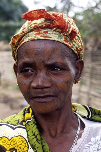 Mujer de la etnia Makonde con tatuajes tradicionales