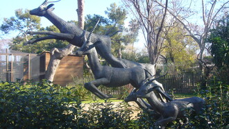 Al poco tiempo de fallecer Walt Disney (1966) empezó a gestarse la idea de crear un monumento en su memoria. El 9 de septiembre de 1969, un grupo escultórico formado por cinco gacelas surcando los aires, era inaugurado justo en la entrada (hoy desaparecida) del Zoo de Barcelona, en el Parque de la Ciutadella, España