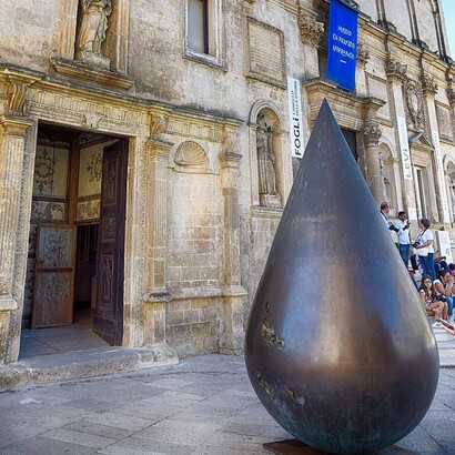 Kenjiro Azuma, “MU 765 G”, esprime una profonda riflessione sul rapporto tra uomo, natura e spazio, inserendosi armoniosamente nel contesto storico e culturale dei Sassi. Foto di Holger Uwe Schmitt