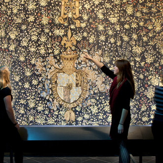 Looking at the Mille-fleur tapestry, which once belonged to Philip the Good (Brussels(?), ca 1466)
© Bernisches Historisches Museum, Bern. Photo Nadja Frey