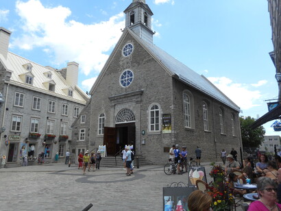 En lugar de medir definitivamente el mundo, el lenguaje comienza a señalar direcciones posibles, a sugerir relaciones todavía no completamente comprendidas. Iglesia de Nuestra Señora de las Victorias, Plaza Real, Quebec, Canada