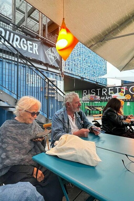 Al bar del PopUp. Mi siedo in una pedana di legno dove ci sono tavolini e più nascosto un bar, se voglio vado a prendermi un caffè o un aperitivo a seconda dell’ora, e se non voglio nulla nessuno viene a disturbarmi