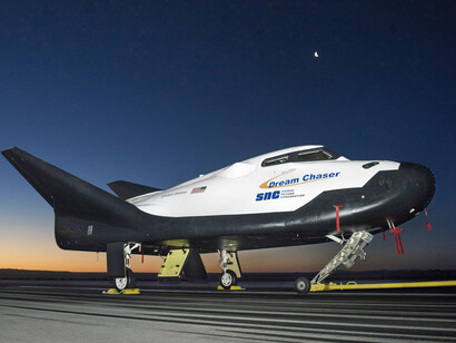 Dream Chaser all'alba: il veicolo spaziale Dream Chaser della Sierra Nevada Corporation (SNC) sulla pista di decollo dell'Armstrong Flight Research Center della NASA il 20 maggio, in preparazione per un test, 2017