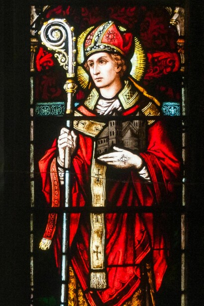 Ventana de vitral en la catedral de Armagh (Irlanda del Norte) creada por Mayer & Co., representando a san Malaquías