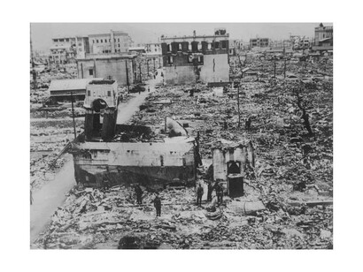 Soldati indiani vagano tra le rovine di una chiesa nella distrutta Hiroshima, (giugno 1946). La nascita dell’Occidente americano fu sigillata dalle atomiche sganciate sul Giappone. C’è da sperare che la sua fine sia diversa