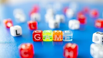 A palavra "jogo", em inglês, em cubos de diferentes cores: o lazer que nos desafia a desenvolver estratégias