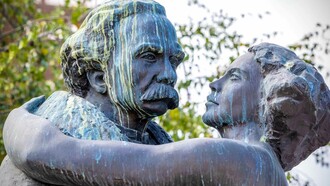 Estátua 'Amor de Perdição', de Camilo Castelo Branco, em Porto, Portugal