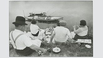 Henri Cartier-Bresson Dimanche sur les bords de Seine, France, 1938, épreuve gélatino-argentique de 1973 © Fondation Henri Cartier-Bresson / Magnum Photos