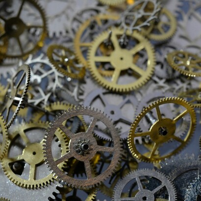 Oggi la tecnologia connette istantaneamente persone da ogni angolo del pianeta, rendendo il mondo una grande comunità globale