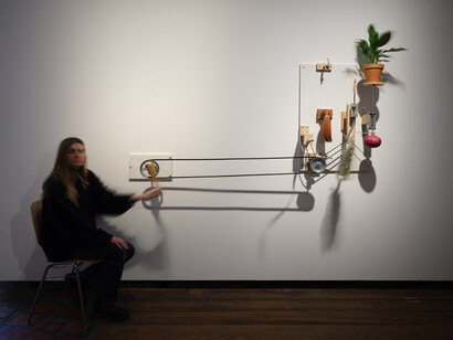 Mika Rottenberg, Antimatter factory, ausstellungsansicht. Mit freundlicher genehmigung von KunstHausWien