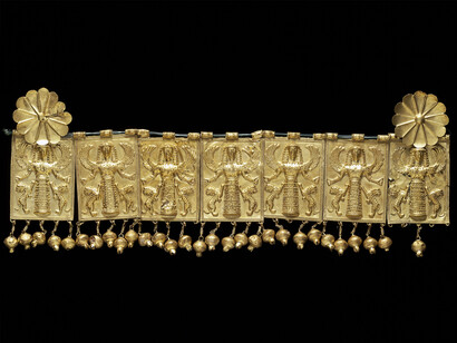 Sept plaquettes doubles avec pendeloques - têtes de femmes en relief, Alliage d’or et d’argent, h. moyenne des plaques 3 cm, Production : Rhodes, 2nde moitié du VIIe siècle avant J.-C. © The Trustees of the British Museum