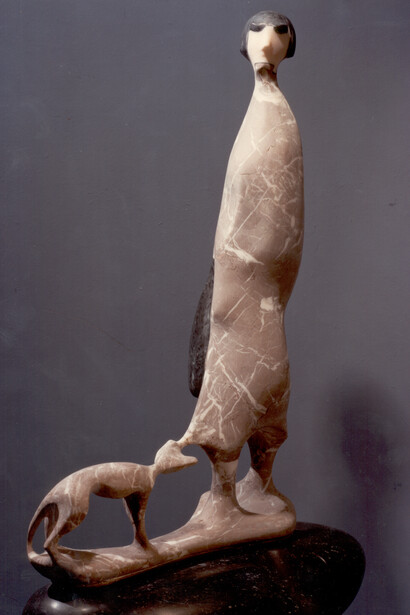 Donna con levriero, serpentino e marmo, 1956, 80x32x51h cm.