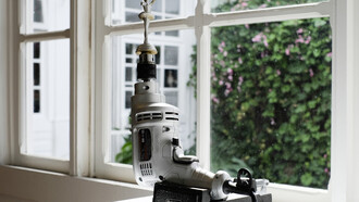 Priscilla Monge «Bailarina», 1999; bronce con baño de plata, taladro y mecanismo eléctrico. Foto cortesía de TEORéTica
