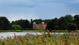 Blickling Hall e la tenuta vista dal lago, contea di Norfolk, UK