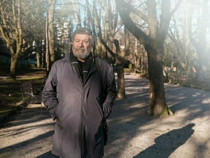 Sabía que se acercaba la vejez y se vio solo, tan solo como siempre y decidió que lo mejor que podía hacer era callar, esperar unos pocos años y cuando la necesidad de ayuda se hiciera imperiosa...