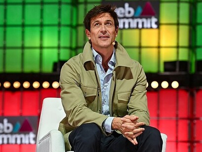 Wolff combina un'incredibile attenzione ai dettagli con una mentalità orientata ai dati, un tratto che gli ha permesso di prendere decisioni cruciali per il team, basandosi non solo sull'istinto ma anche su analisi rigorose e precise. Toto Wolff, Web Summit 2022 all'Altice Arena di Lisbona, Portogallo. Foto di Ben McShane